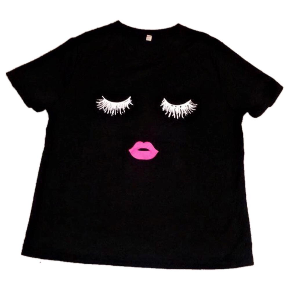 Black eyelash lips tee 2 LEFT!! - Picture 6 of 6