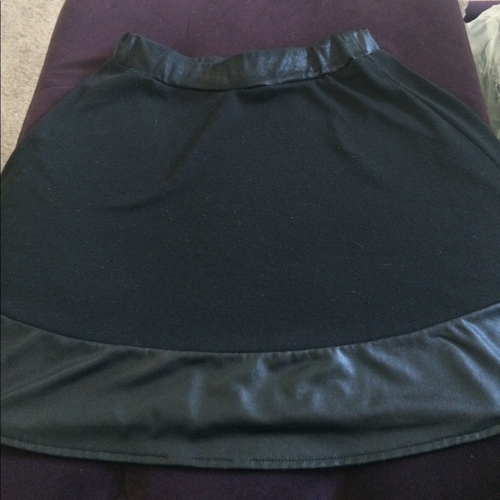 Another Cute Black Floweing Skirt😘