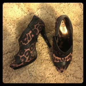 Size 7 leopard pumps