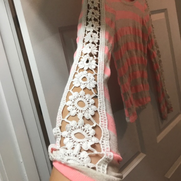 Super cute sweater with woven flower sides - Picture 2 of 2