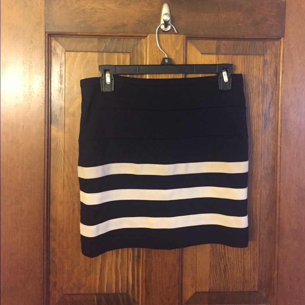 F21 MINI SKIRT IN NUDE/BLACK