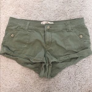 HOLLISTER ARMY GREEN SHORT SHORTS