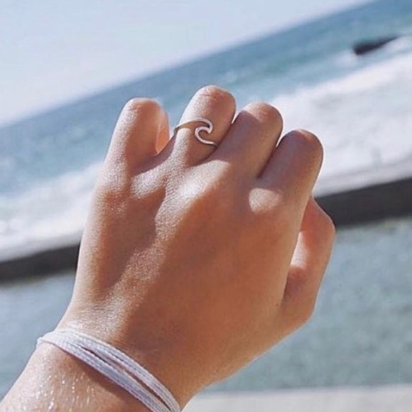 Gold Wave Ring - Picture 5 of 6