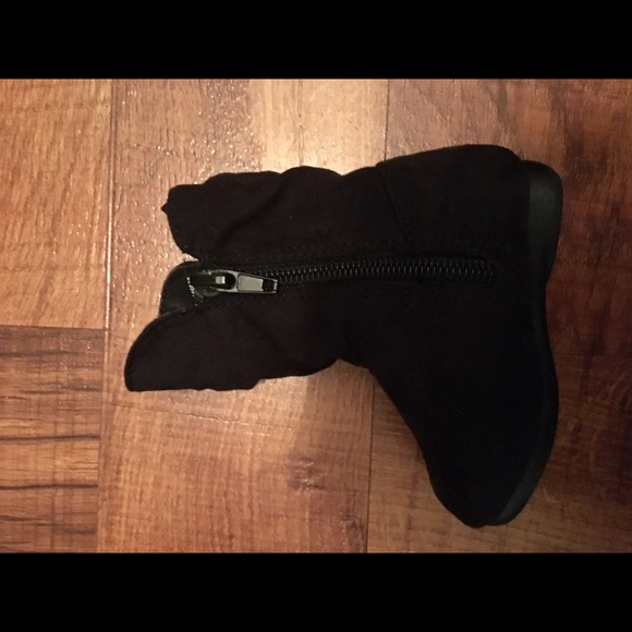 Black Zipper Boots 🖤💎 - Picture 3 of 4