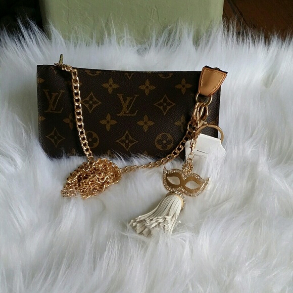 Louis Vuitton Handbags - AUTH Louis Vuitton Pouch from Bucket GM