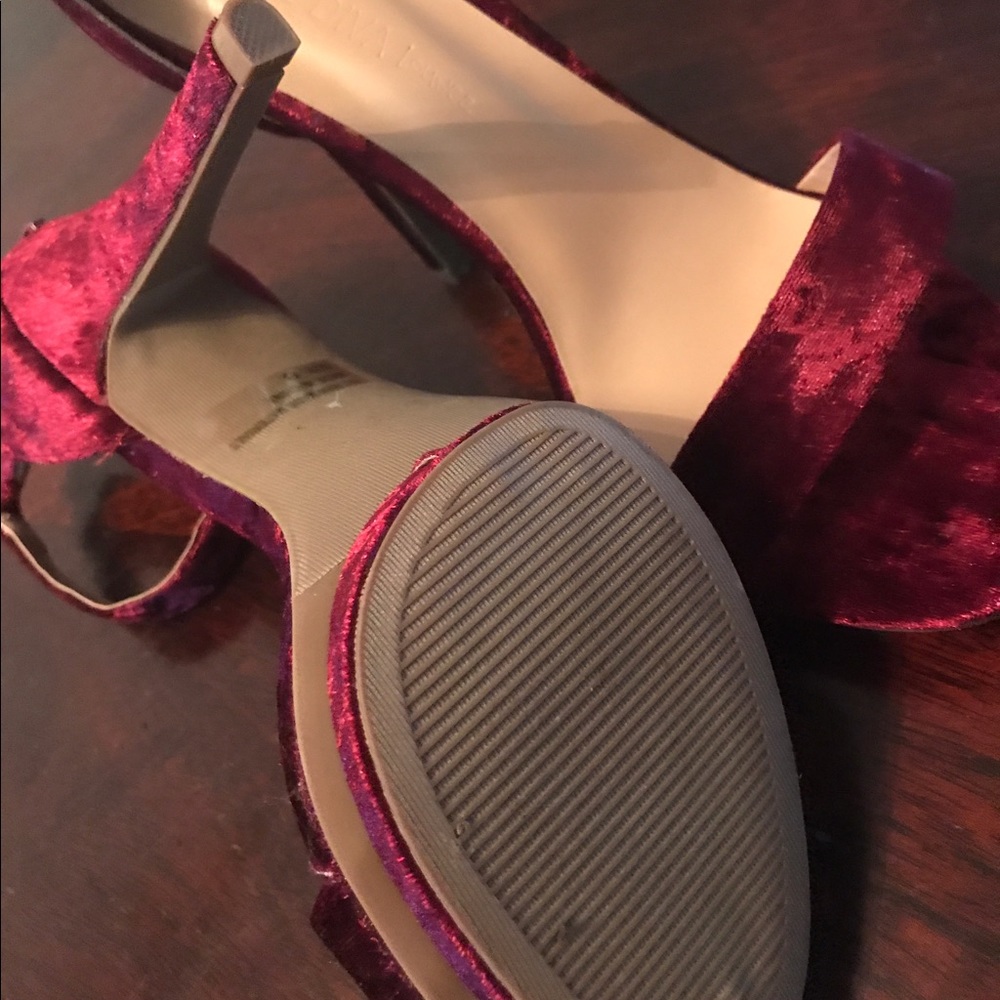 Never worn velvet heeled sandal - Picture 2 of 3
