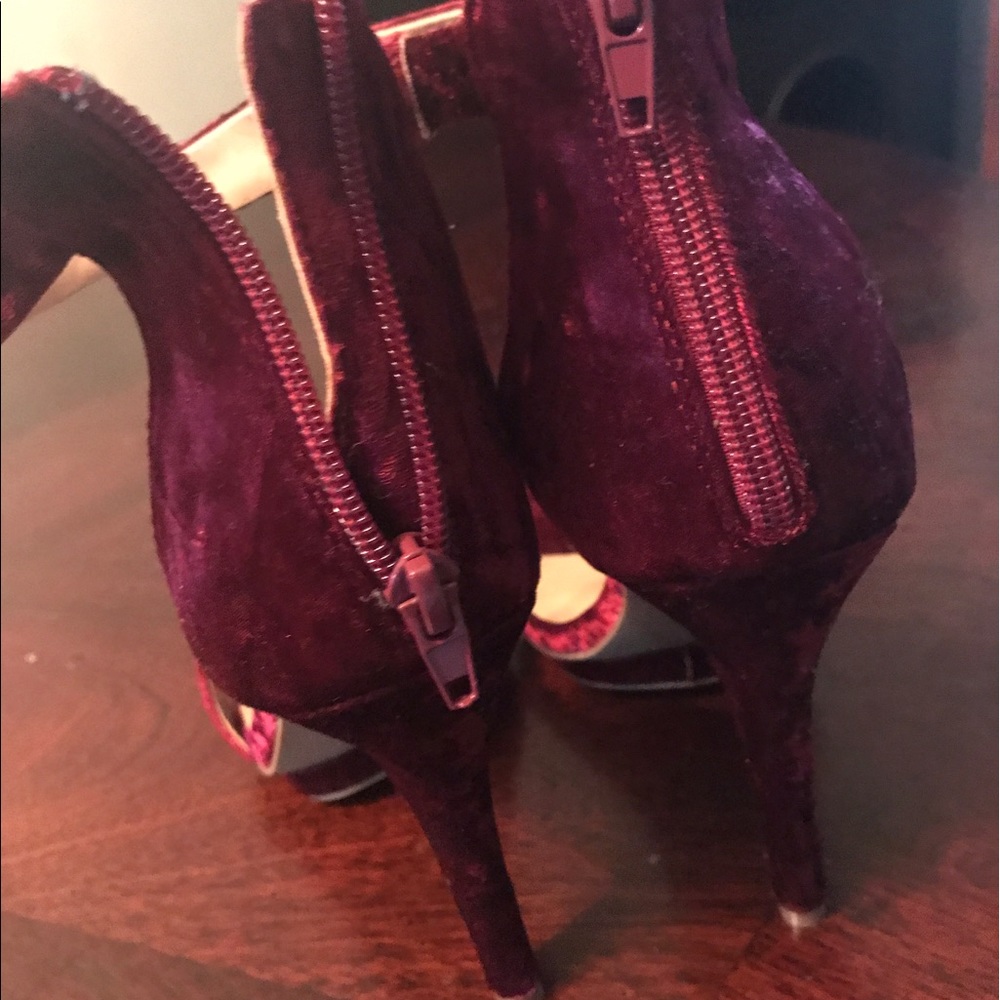 Never worn velvet heeled sandal - Picture 3 of 3