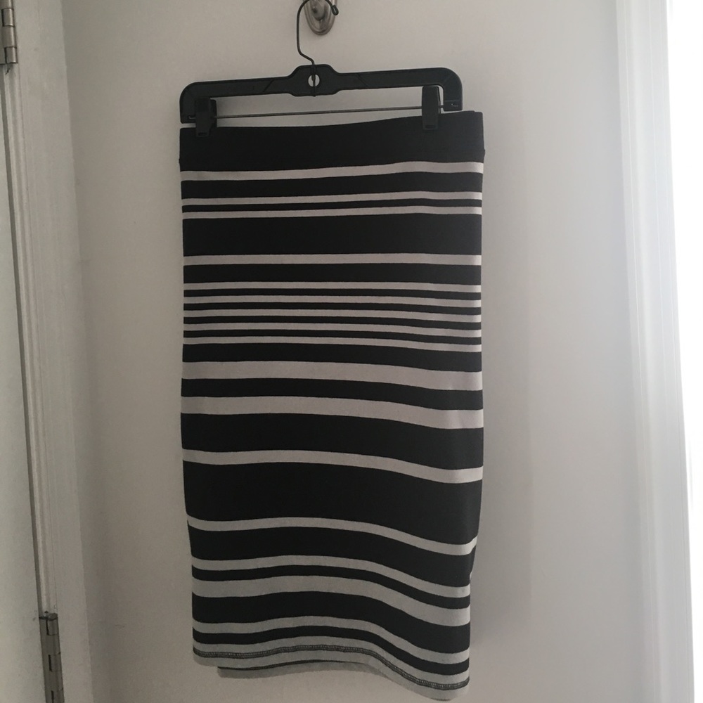 Old Navy stretch pencil skirt - super cute! XL