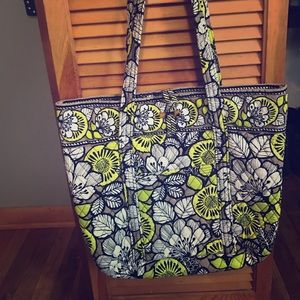 VERA BRADLEY TOTE SO CUTE!!! 🌸🌸