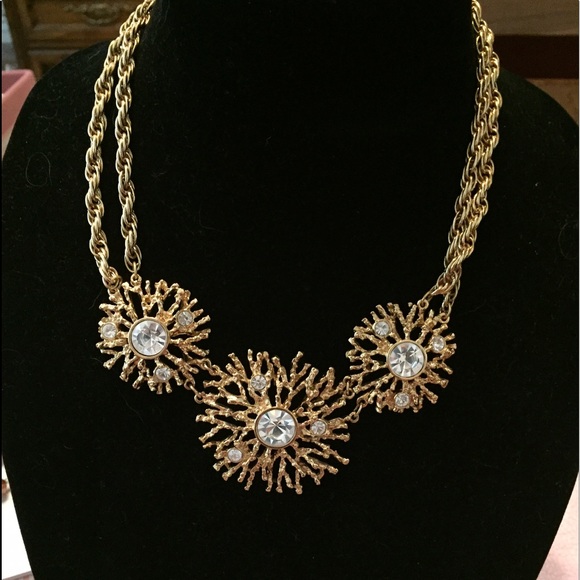 Jewelry - Necklace and clip on earrings