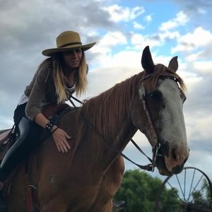 Meet your Posher, Sedef