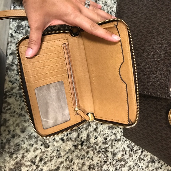 Sold!!! Michael Kors set - Picture 2 of 7