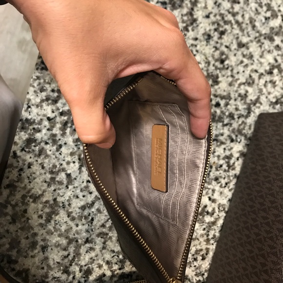 Sold!!! Michael Kors set - Picture 3 of 7