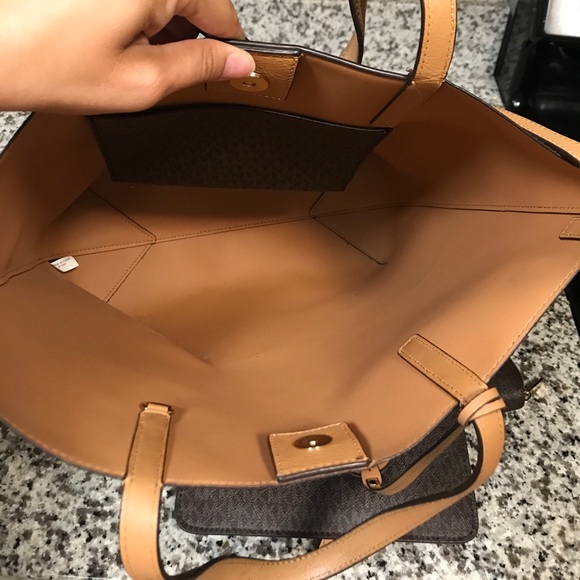 Sold!!! Michael Kors set - Picture 5 of 7