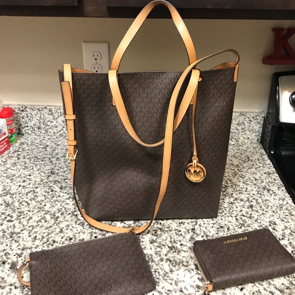 Sold!!! Michael Kors set - Picture 6 of 7
