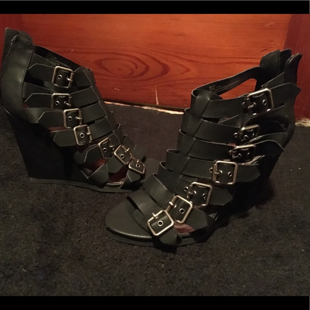 Steve Madden black wedges