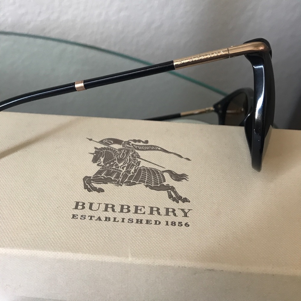 Authentic Burberry sunglasses - Picture 2 of 2