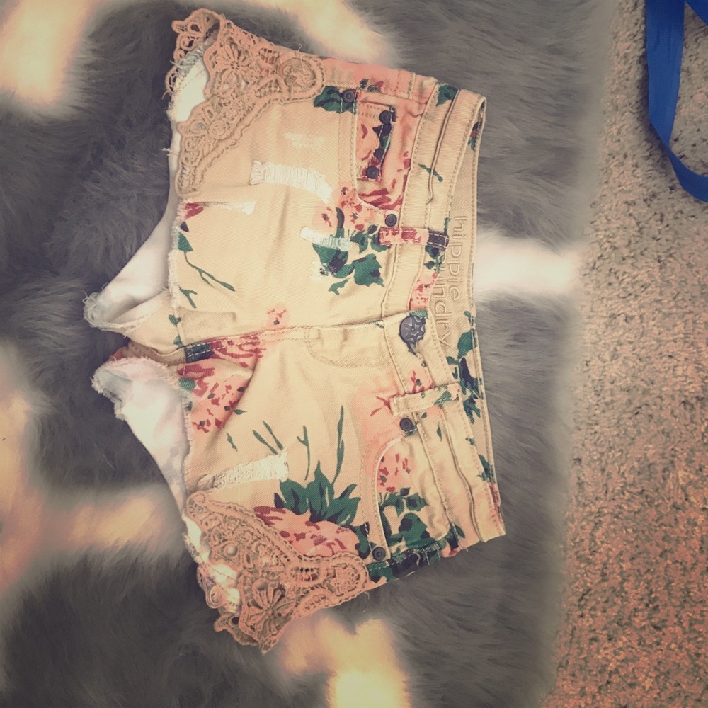 low waisted floral lace shorts