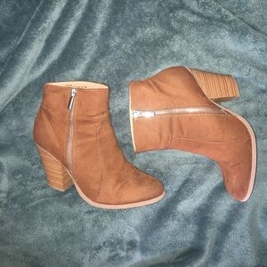 Selling really cute chelsea booties💕