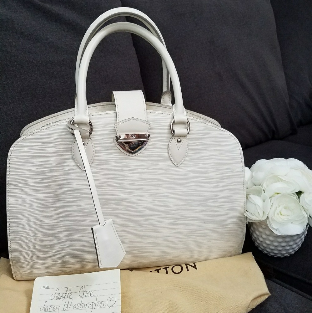 SOLD IN LOCAL! 💯Authentic Epi Pont Neuf GM👜🛍