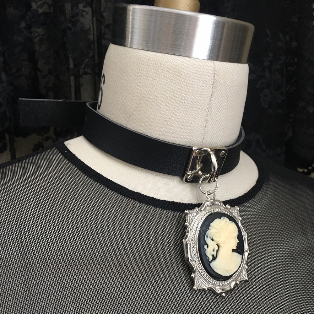 DEANDRI Cameo Gothic Choker