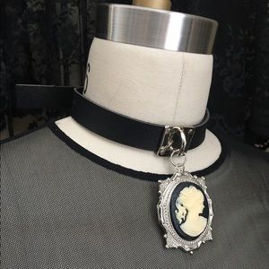 DEANDRI Cameo Gothic Choker