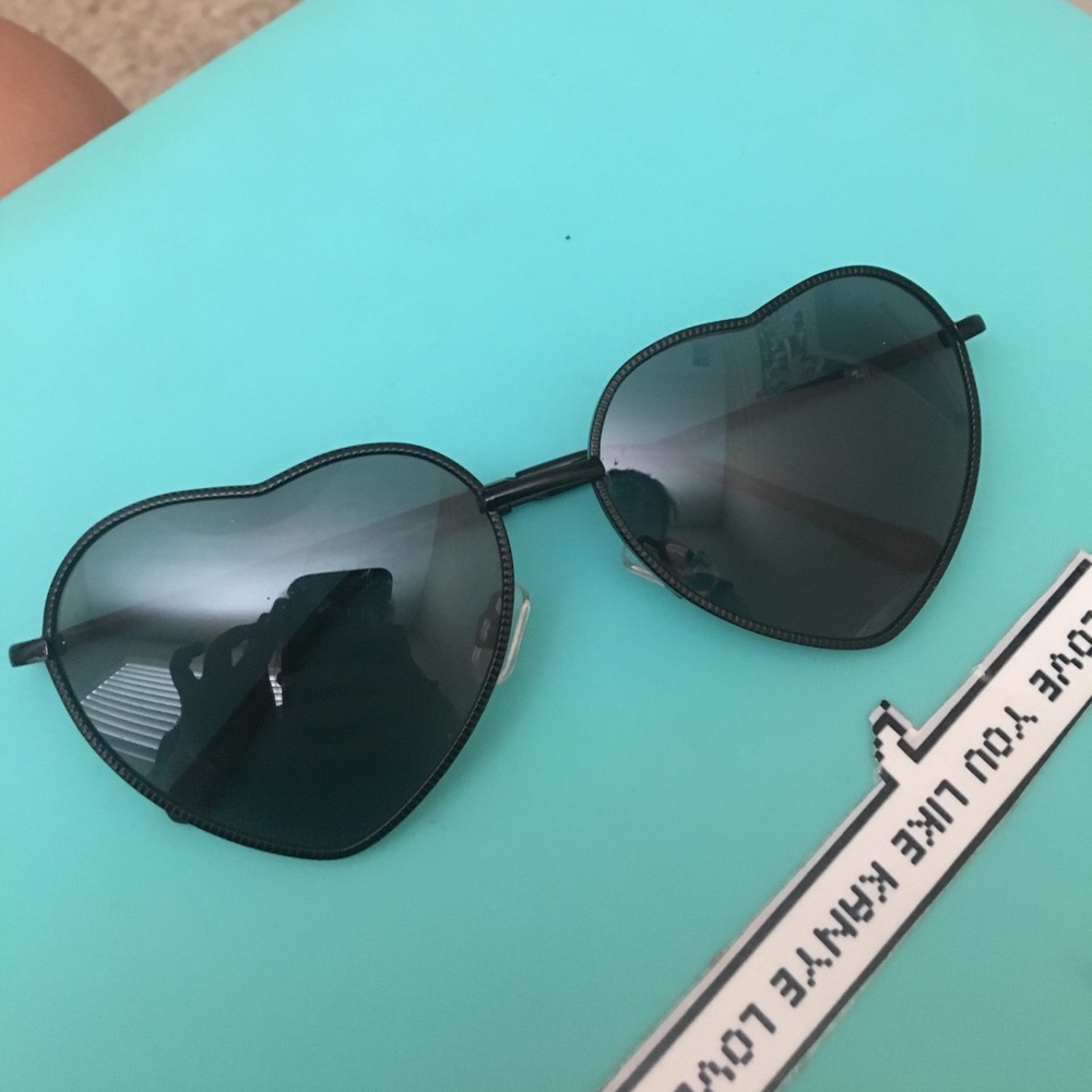 black heart frame sunglasses!