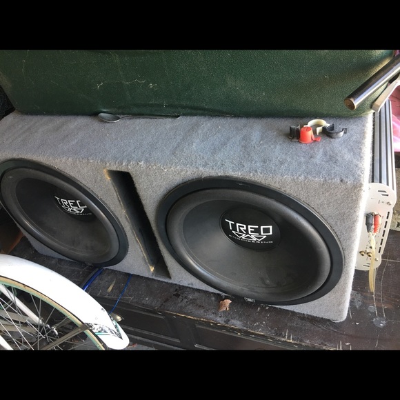 Two 15's speakers in the box with the amp 4 $1000 - Picture 1 of 2