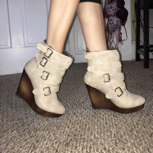 Short boot on wedge shoes