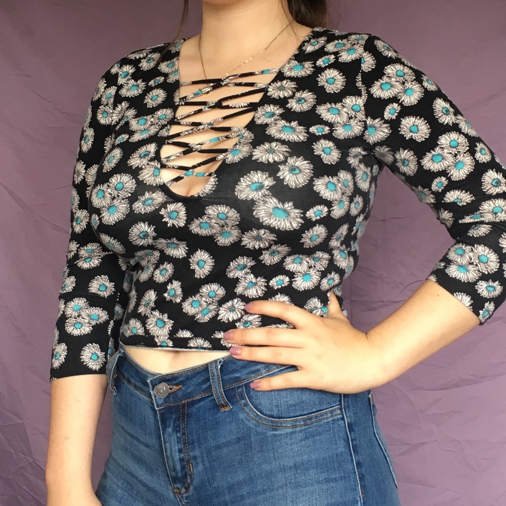 Floral Crop Top Ⓜ️ - Picture 3 of 3