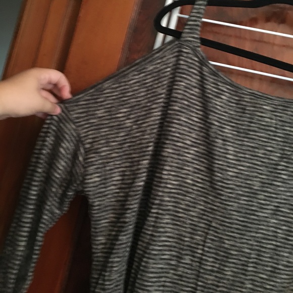 💥LAST CHANCE💥➕ Striped Cold Shoulder Shirt - Picture 5 of 6