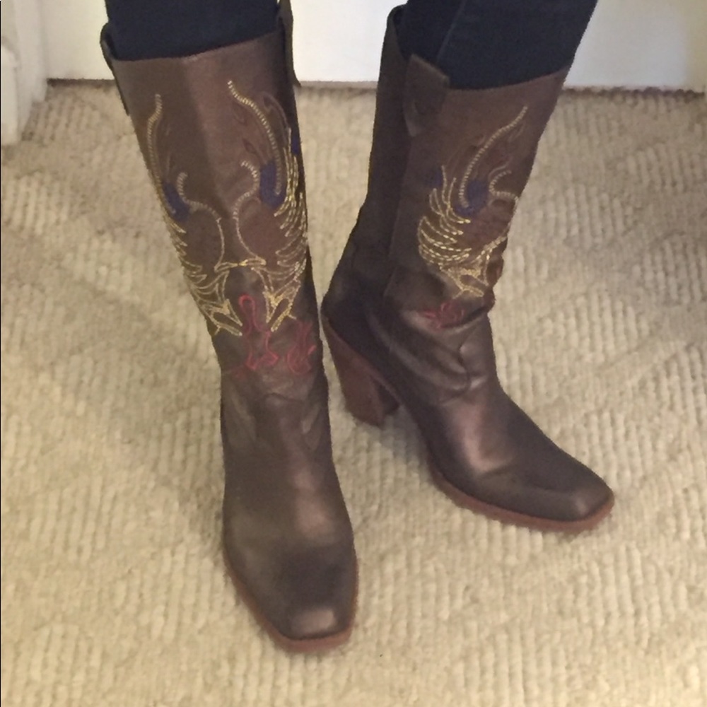 NWOT Gianni Bini copper stitched boots