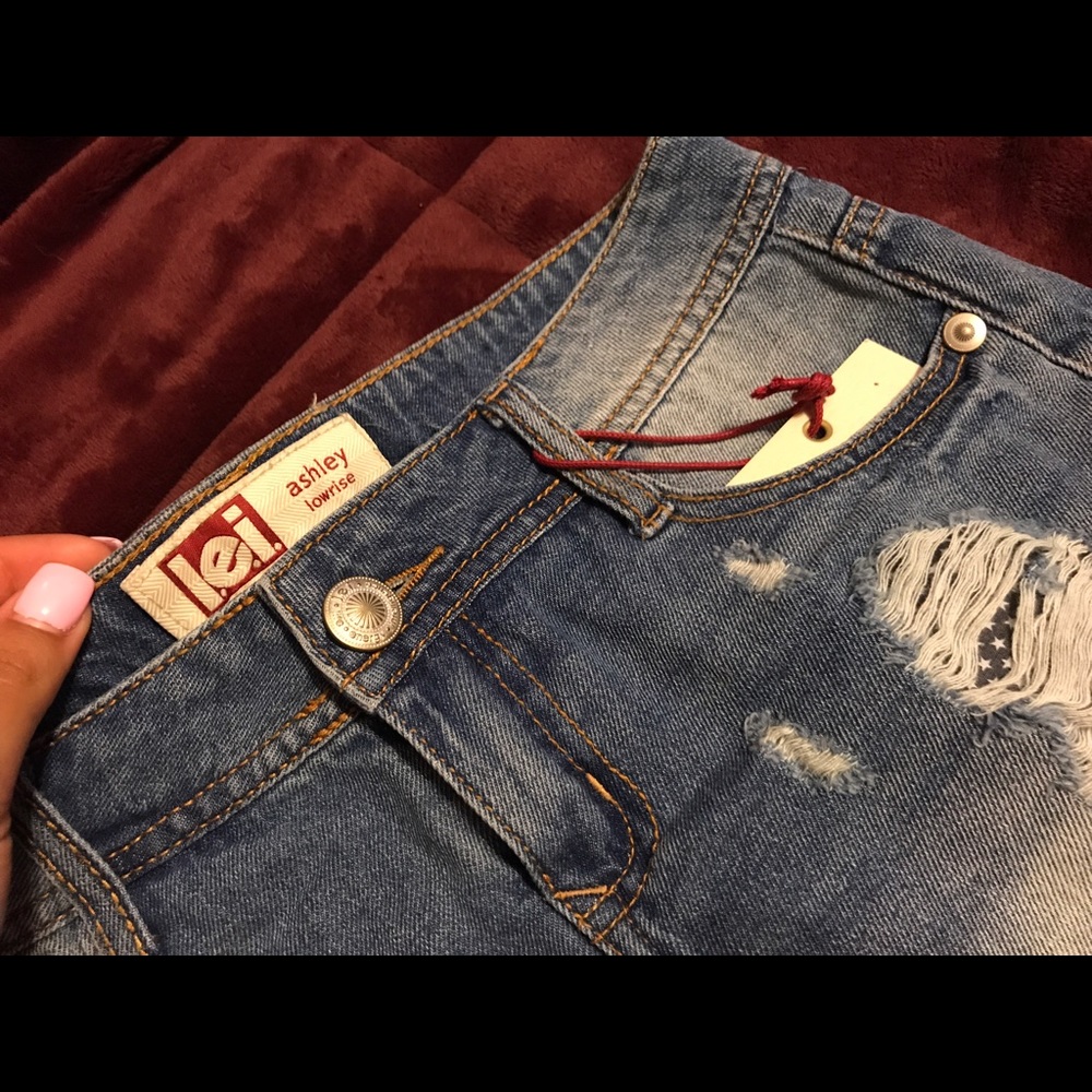 New! L.e.i. Low rise light wash denim shorts