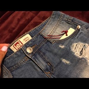 New! L.e.i. Low rise light wash denim shorts