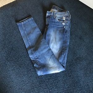 Distressed skinny jeans