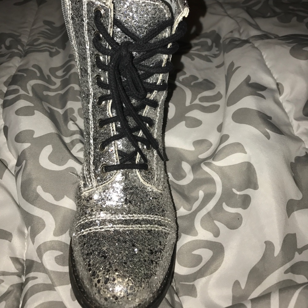 Boots - Picture 4 of 5