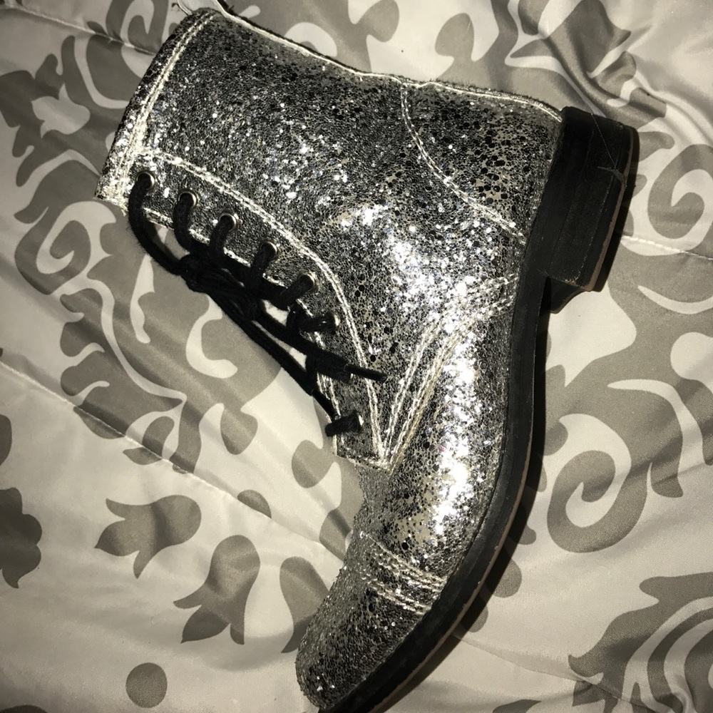 Boots - Picture 3 of 5