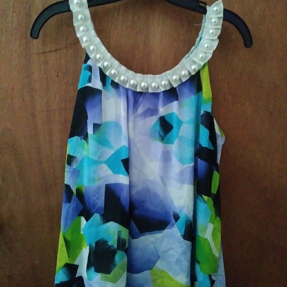 Sleeveless top with ruffle and pearls. Junior L