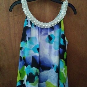 Sleeveless top with ruffle and pearls. Junior L