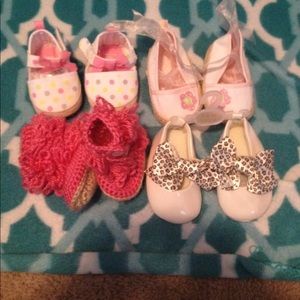 4 pair of baby shoes