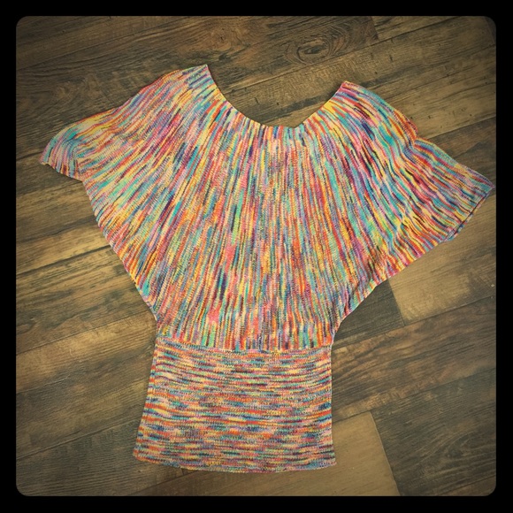 Colorful bat wing top. - Picture 1 of 2