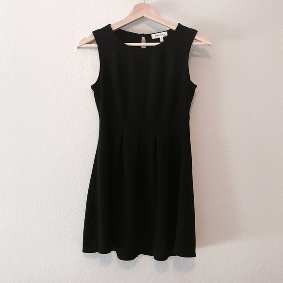 Short black dress - Picture 1 of 2