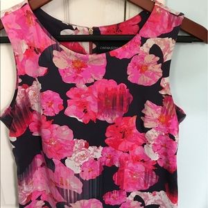 Beautiful floral zip back top.