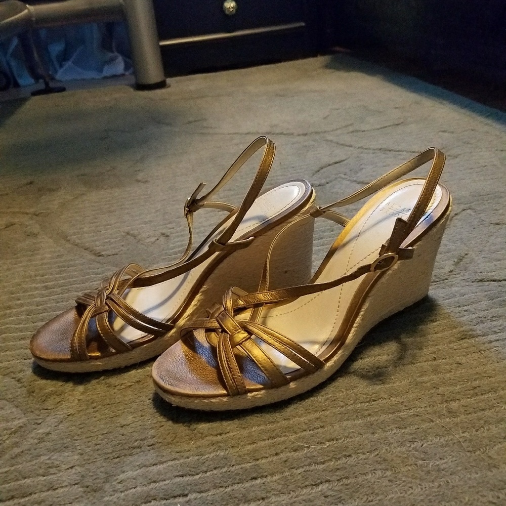 Wedges gold used in good condition