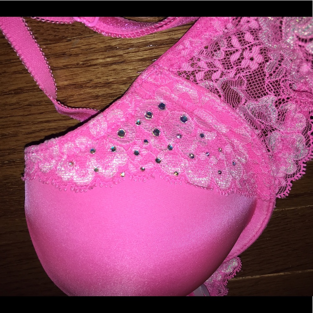 Sexy and adorable VICTORIAS SECRET pink bra!!