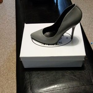 Gray Steve Madden pumps... Super Rare!