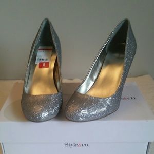 New Style & Co Blossom silver slip on pump heels 8