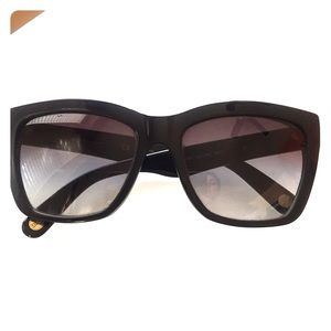 Dolce and Gabbana sunnies!😎