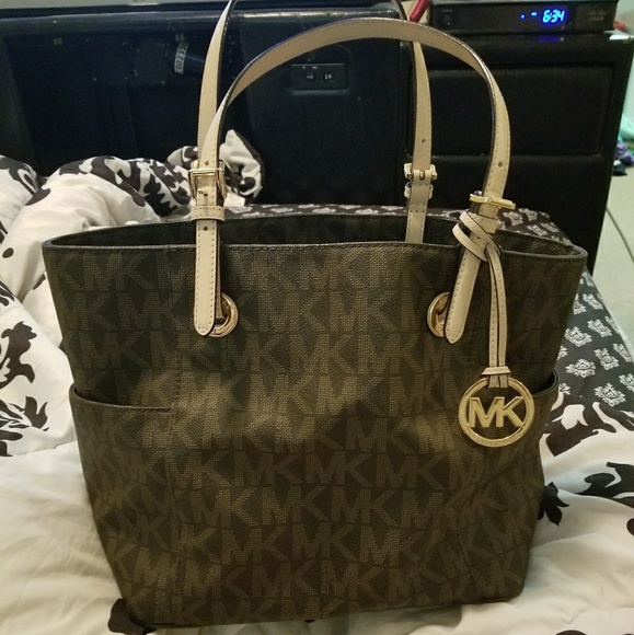 Handbags - Authentic Michael Kors purse