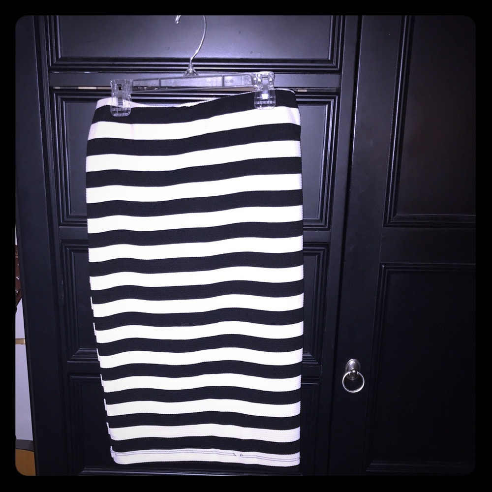 Black and white BCX pencil skirt